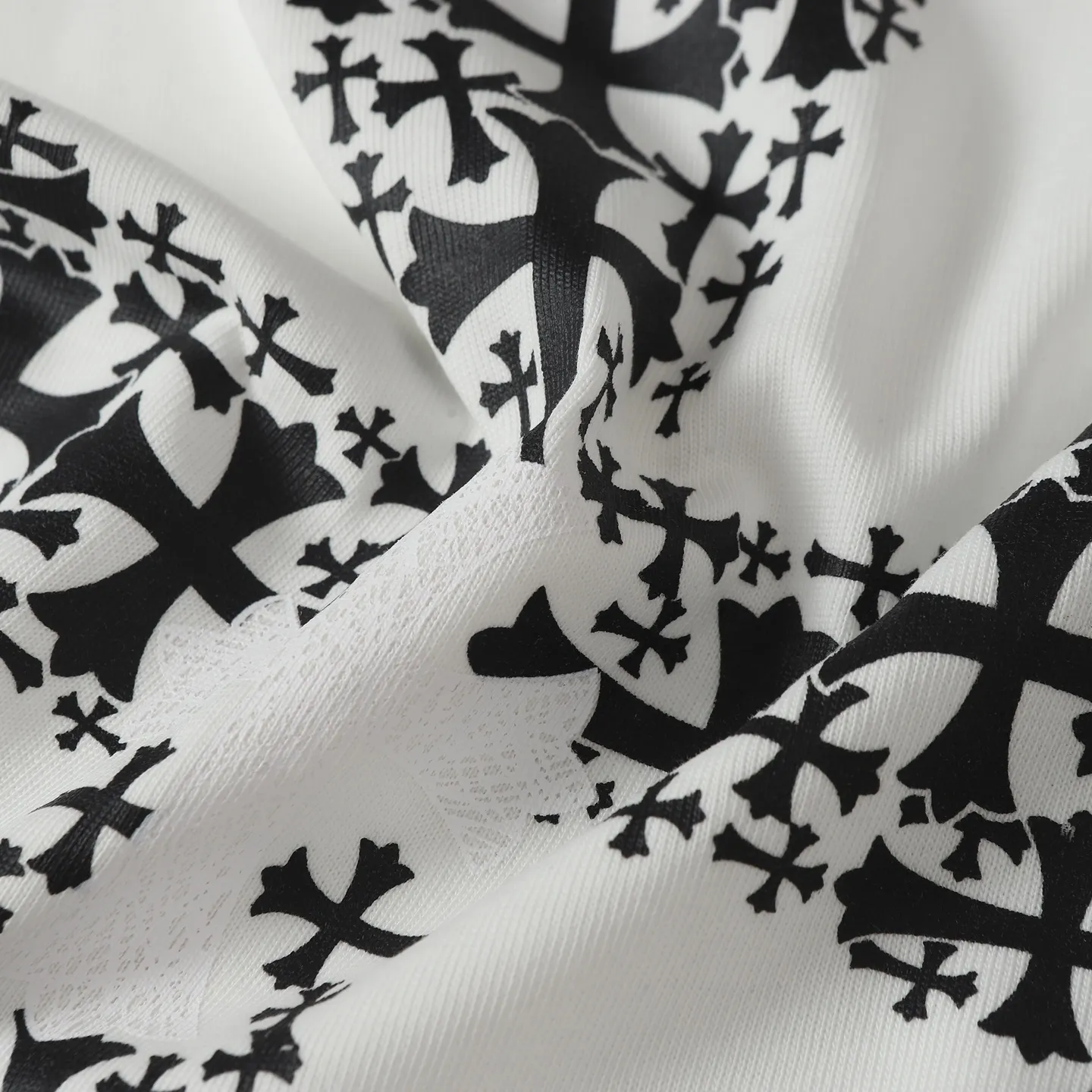 🅿️170 Chrome Hearts/Chrome Hearts 25ss cross printed short-sleeved T-shirt. Fabric 280g double yarn, 1*1 double yarn thread, soft and comfortable to the touch, no deformation, os dropped shoulders and loose version, same style for men and women. The loose version covers the flesh and looks slim but not attractive. Color: black/white Size: XS-L